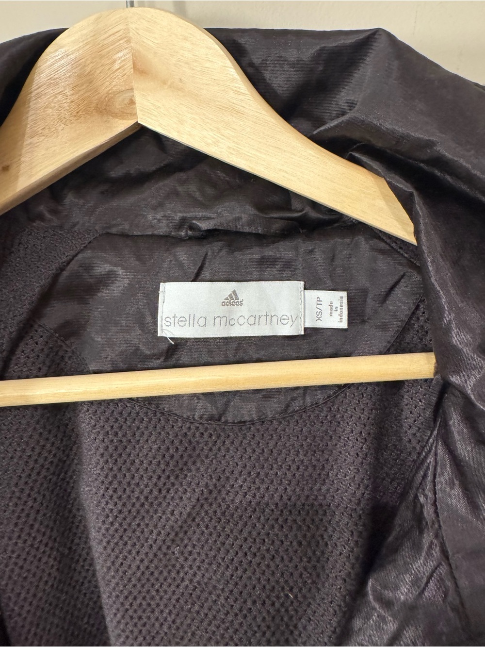 Stella McCartney Black Quilted High-Collar Puffer Jacket - Picture 6 of 6